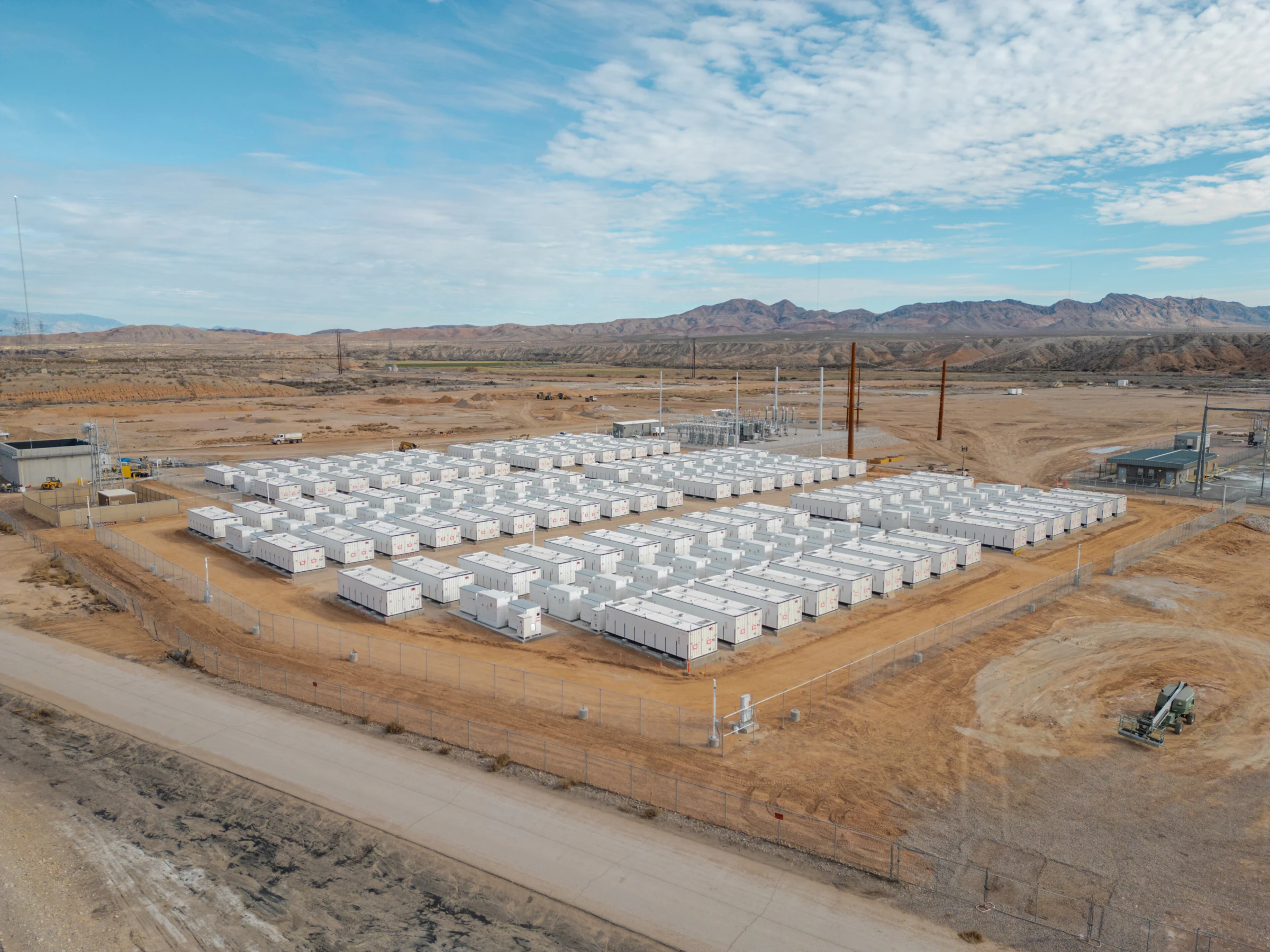 Batteripark med rekker av energilagringsenheter og transformatoranlegg